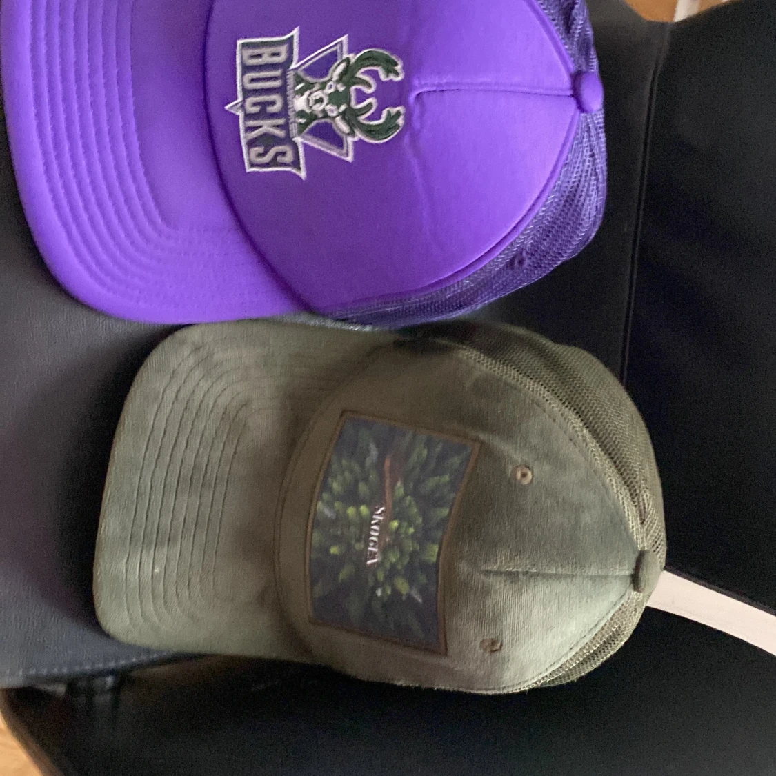 Säljer två kepsar tillsammans  - 4