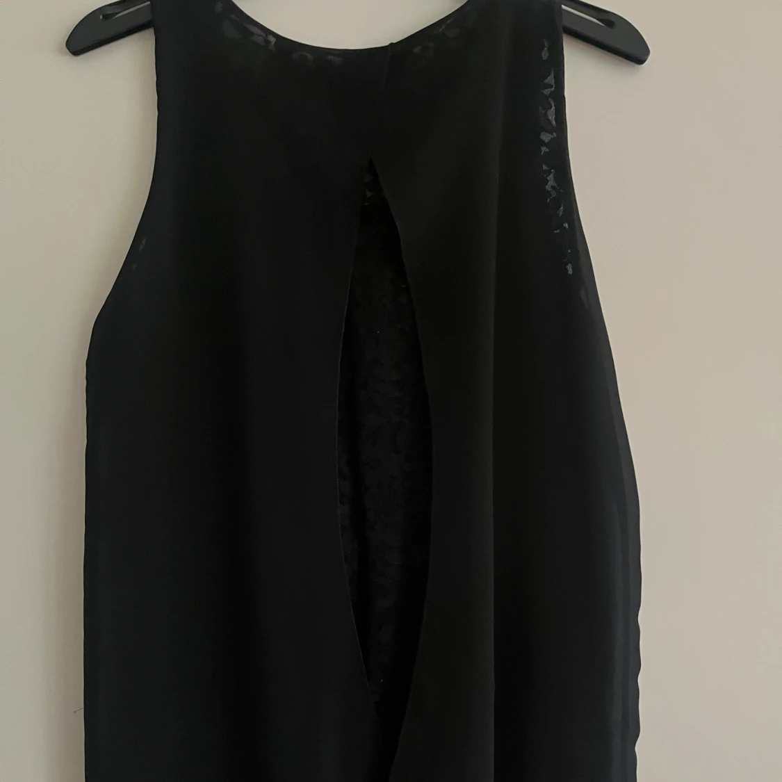 Svart ärmlös topp från MyHailys - 1