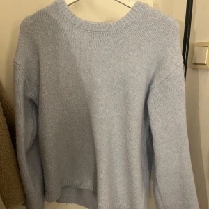 Ljusblå stickad tröja - Stickad tröja beställd från Bikbok, knappt använd, i mycket bra skick! Nypris: 399.