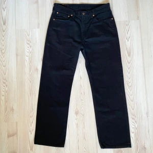 Svarta jeans från Levi's, modell 751, W34 L30 - Ett par raka svarta Levi’s jeans i herrmodell 751. Storlek W34 L30. I nyskick. Midjemått 44cm, innerbenslängd 75cm. Skriv privat för frågor eller flera bilder 💗