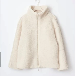 Beige teddyjacka med dragkedja - Mysig beige teddyjacka med dragkedja och hög krage från Gina tricot strl XS🌼💚aldrig använt 