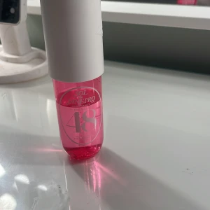 Parfym Sol de Janeiro Cheirosa 48 - Säljer en Sol de Janeiro Cheirosa 68 parfym i en snygg rosa flaska med vit kork. Den har en fräsch och söt doft som är perfekt för att lyfta humöret. Flaskan är smidig och lätt att ta med sig i väskan.