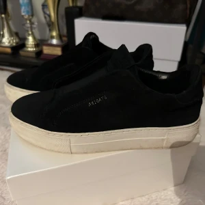 Arigato skor - Superfina stilrena skor från Axel Arigato! Använda men fint skick ändå. De enda synliga tecknena på användning är att sulan är lite smutsig (synd på bilden)💕 nypris ca 2500