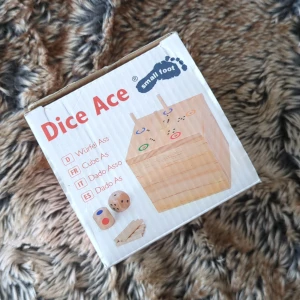 Dice Ace spel från Small Foot - Säljer ett Dice Ace spel från Small Foot. Spelet består av en trälåda med färgglada markeringar och träpinnar. Inkluderar även två tärningar. Perfekt för roliga spelkvällar med familj och vänner!