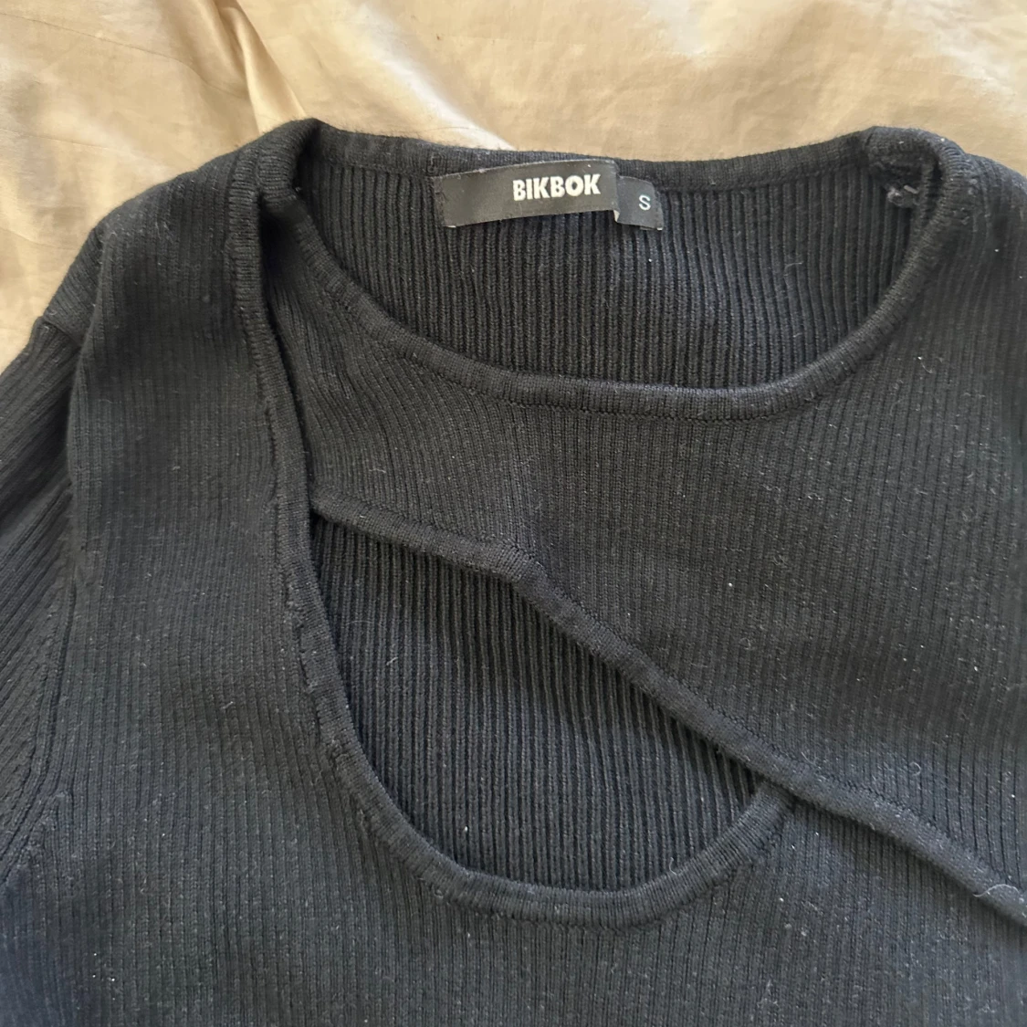 Svart långärmad med urringning - 1