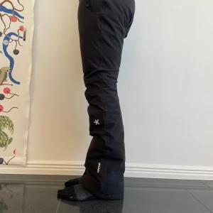 Svarta skidbyxor från Everest  - Snygga svarta skidbyxor med hög midja och dragkedja. Perfekta för vinterns äventyr med en stilren design och praktiska fickor. Byxorna har en normal passform och är gjorda i ett slitstarkt material. Använda ett fåtal ggr. Jag är 167 cm lång.