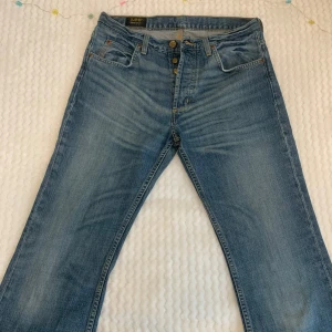 Lee jeans bootcut - Ett par jättesnygga Lee jeans som är i stilen bootcut.  Innerbens längden är 79cm och längden tvärs över midjan är 38cm. Priset kan diskuteras.💕