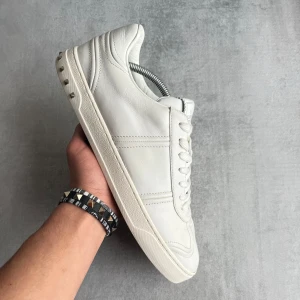 Valentino flycrew - Valentino flycrew | skick 9/10 SUPER! Alla nitar kvar. | storlek 45 passar större | endast skorna ingår | skriv vid frågor |