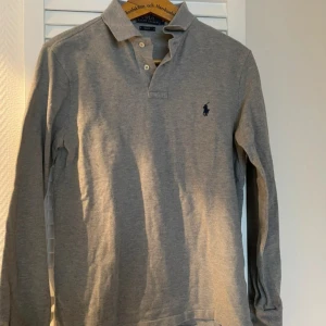 Grå pikétröja från Ralph Lauren - Säljer en stilren grå pikétröja från Ralph Lauren i slim fit for 499 pris kan diskuteras!!