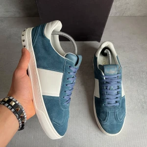 Valentino flycrew  - Valentino flycrew extremt sällsynt färg | skick 10/10 använda 1 gång max! | Storlek 40 passar 41 | All og förutom snören | Skriv vid frågor 🙏🏻.