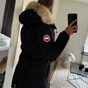 Canada goose - Säljer en svart Victoria parka modellen från Canada Goose med en avtagbar pälskrage, fint skick 
