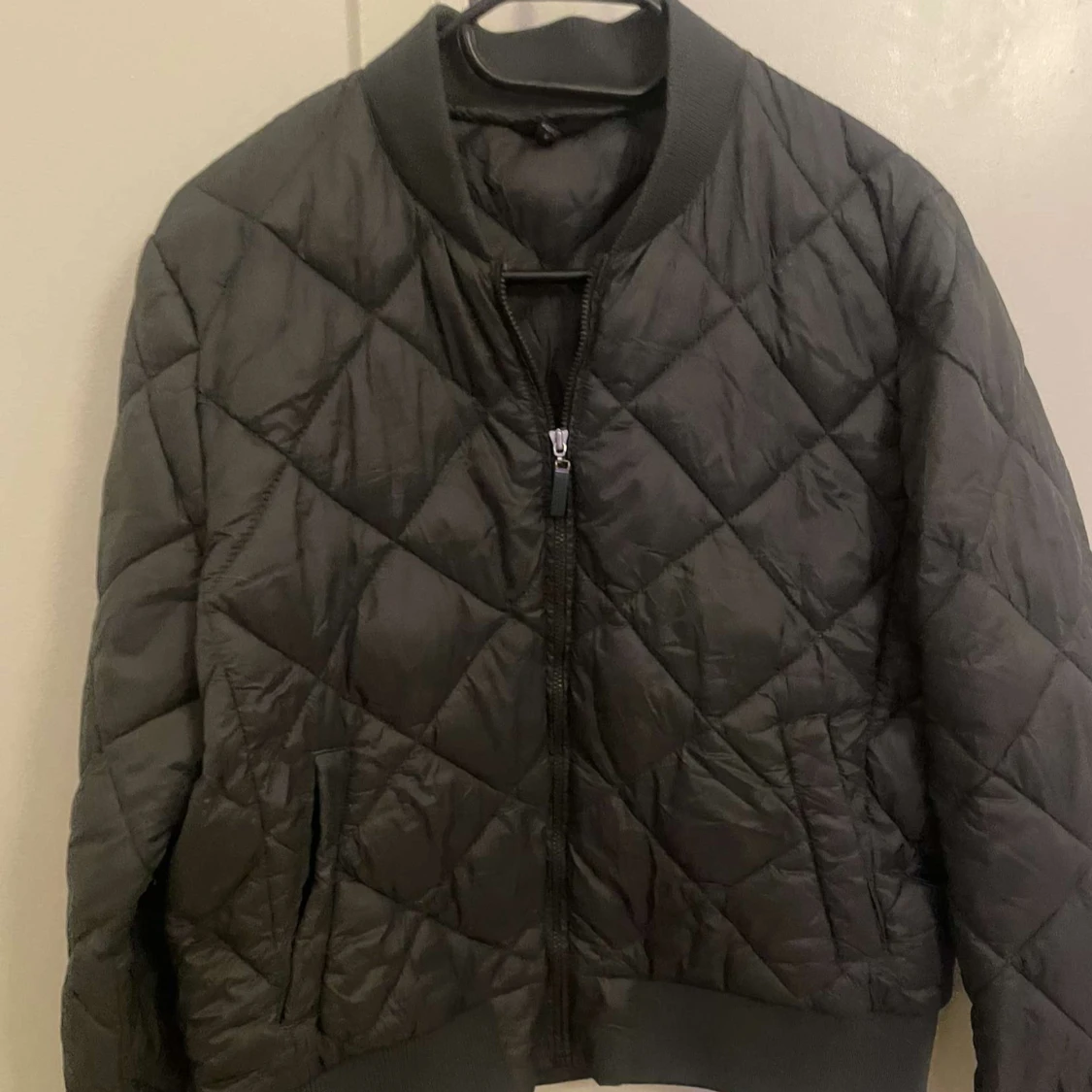 Grön quiltad bomberjacka