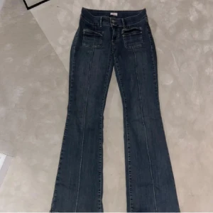 Jeans  - Helt nya lågmidjade bootcut jeans från Nelly (lappen är tyvärr borttagen). Säljer då jag inte använder dem. De är i storlek 36 utan några defekter. Nypris 699kr. Skriv för frågor. Öppen för prisförslag💗