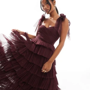 Vinröd balklänning, helt ny - Säljer två av dessa klänningar. Lyckades inte returnera dem så de är helt oanvända och kvar i sin förpackning. Har en i storlek 34 & 36. Nypris 1489kr💕