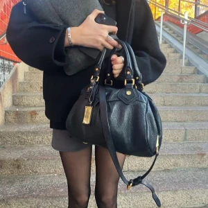 Marc Jacobs baby aiden väska! - svart handväska ifrån Marc Jacobs, douhebag medföljer (inte mina bilder så skriv om ni vill ha) 🥰 