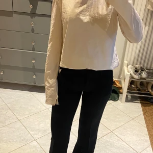 Beige långärmad topp - Säljer denna jättefina långärmade toppen med slits på armarna från Zara. Säljes pga jag inte får någon användning av den. Aldrig använd så den är i nyskick 