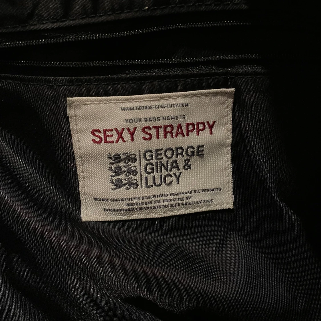 Röd axelväska från George Gina & Lucy - 92