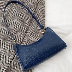 Blå axelväska i krokodilmönster - Jättefin handväska, bra kvalitet, aldrig använd