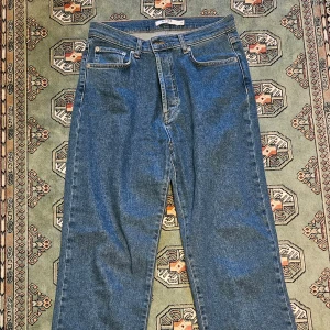 Mjuka jeans  - Mjuka byxor. St 36 och 38. Perfekt midja. Jag är 165cm. 60kr. Möts i Göteborg. 