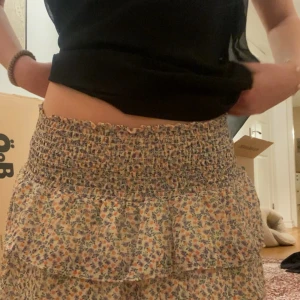 Kort blommig kjol - Jätte söt sommar kjol från VILA!!! Jätte bra skick pris kan förhandlas