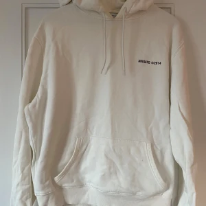 Axel Arigato Cream  - I princip oanvänd, extremt bra skick Passar brunetter väldigt bra