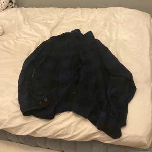 Skjorta  - Det är en skjorta som är svart och marinblå. Den är i ett bara skick och material jag har själv 2 handat den för länge sen och har inte haft på mig den. Kan prata om pris vill bara bli va med den!