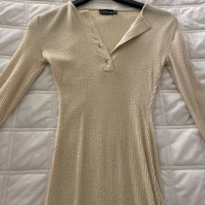Beige ribbad klänning  - Långklänning i bra skick