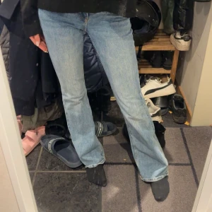 Low waist jeans - Säljer dessa sjukt snygga low waist bootcut jeans. Säljer då dem börjar bli för små tyvär 🥺💞 orginalpris 599kr 
