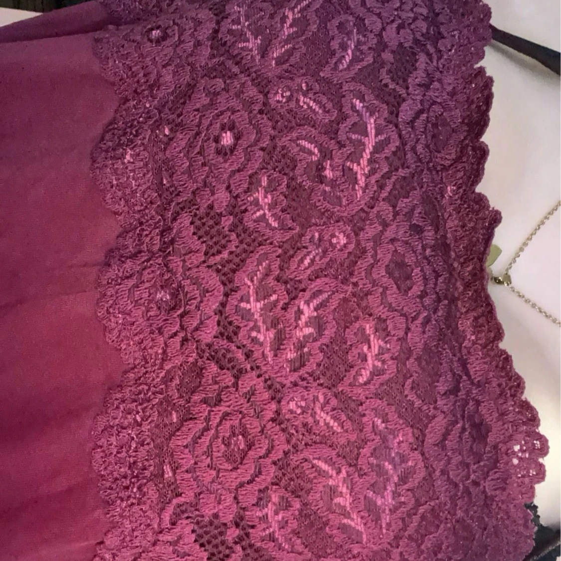 Vinröd ärmlös topp med spetsdetaljer - 91