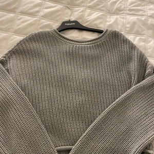 Grå stickad tröja  - Grå stickad tröja i väldigt bra skick