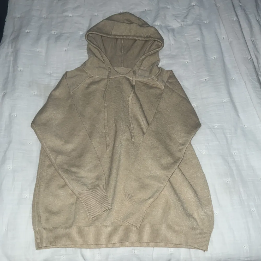 Säljer en superfet beige hoodie i bomull. Perfekt för kyliga dagar, tröjan har ribbade muddar vid ärmslut och nederkant. Den har en klassisk passform och en praktisk huva med dragsko. Perfekt för både vardag och mysiga hemmakvällar! Hör av er om ni har några ytterligare frågor, pris kan såklart diskuteras mvh Oscar🙌. Tröjor & Koftor.