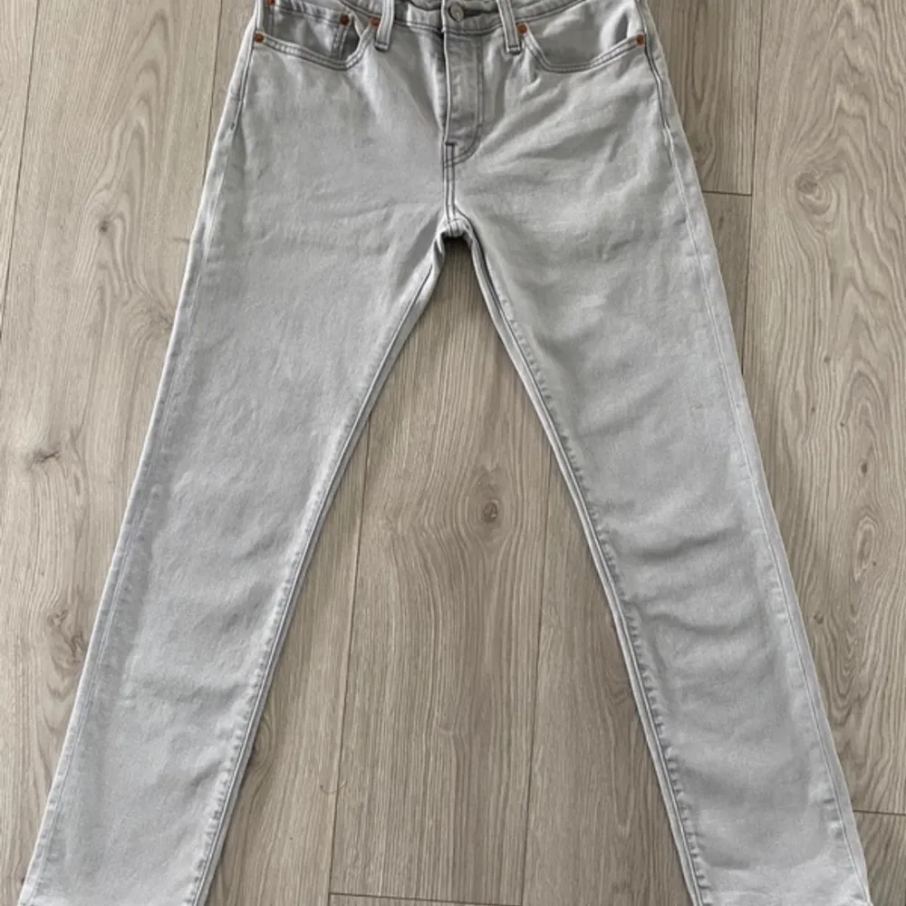 Säljer ett par snygga grå Levis jeans i mycket bra skick. De har en klassisk femficksdesign och är tillverkade i slitstarkt denim. Perfekta för både vardag och fest! Passar bra till alla säsonger.. Farkut & Housut.