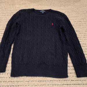 Ralph lauren tröja kabelstickad - Riktigt snygg Ralph lauren tröja i stolek L 14-16. Tröja har 9:10 sick