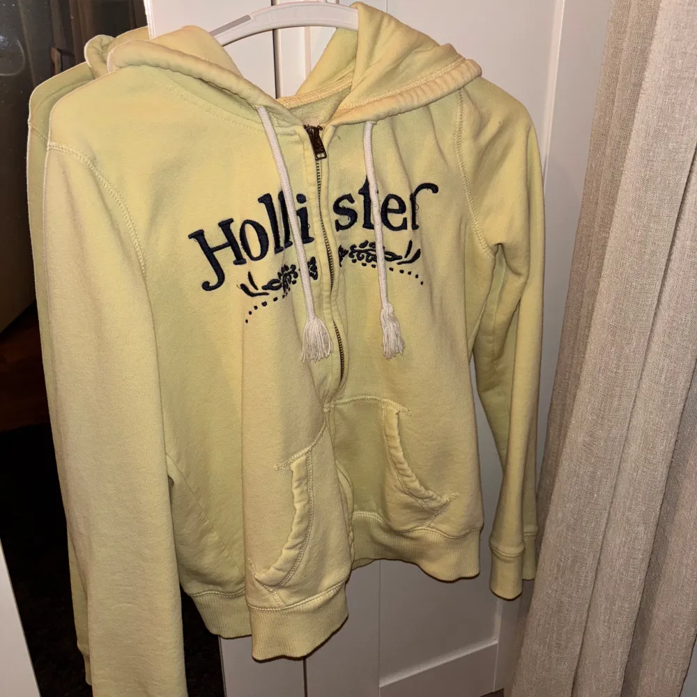 Säljer en supermysig gul kofta från Hollister i storlek M. Den är i bra skick men kan ha detekter   då den köptes för flera år sen💛 Skulle säga passar storlek S/M super!. Tröjor & Koftor.