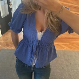 Blus från gina - Söt topp från gina i väldigt bra skick, knappt använd❤️, säljer då den inte passar mig. (De två första bilderna är inte mina men skriv för egna)