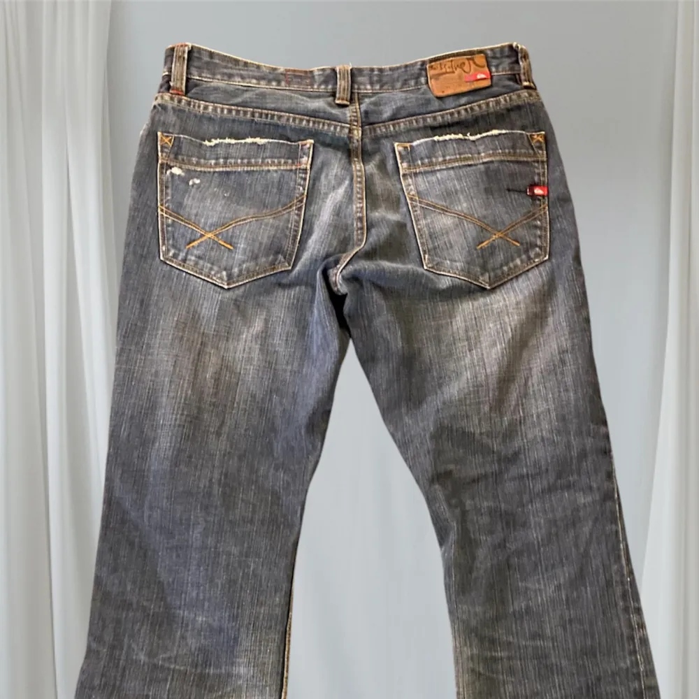 Vintage bootcut jeans från quicksilver. W32 och dom sitter bra. Lite slitningar på fickorna och ganska slitet nere vid benöppningarna. Ett litet hål på en av bakfickorna. Bara att skriva om du ska ha mått eller mer bilder.. Jeans & Byxor.