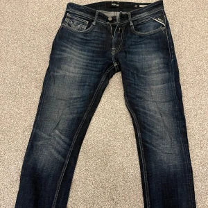 Mörkblå jeans från Replay  - Säljer ett par snygga mörkblå jeans från Replay i bra skick, modellen heter Rocco.. De har en klassisk femficksdesign och en bekväm passform. Perfekta för både vardag och fest! 🕺
