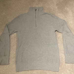 Jack and jones Half zip  - Säljer min Jack and Jones half zip. Skick 9/10⭐️ Skickar samma dag 🚛