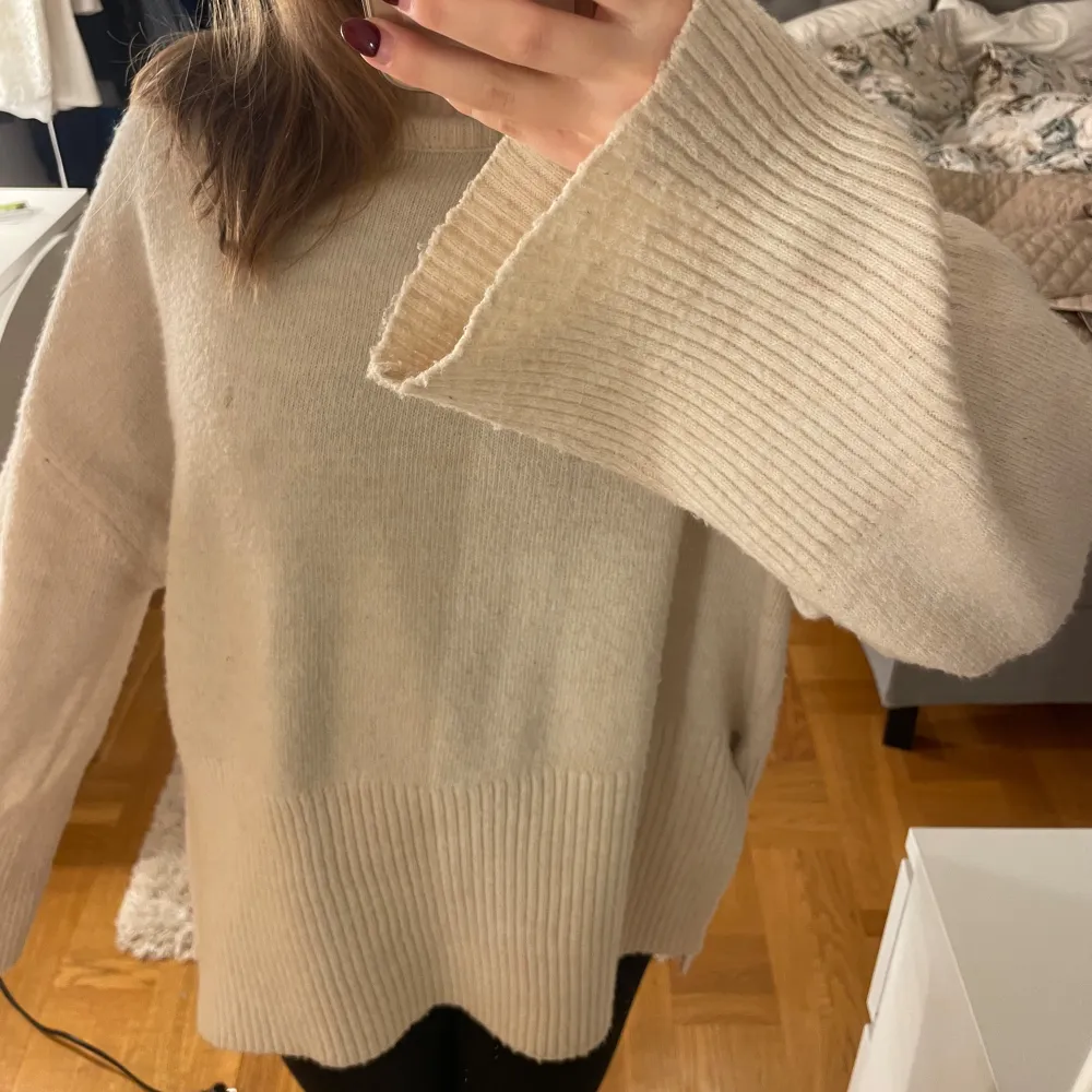 Mysig beige stickad tröja med långa ärmar och en lös passform. Perfekt för kyliga dagar när du vill vara både bekväm och stilren. Den har en enkel design som gör den lätt att matcha med olika outfits.💕💕. Tröjor & Koftor.