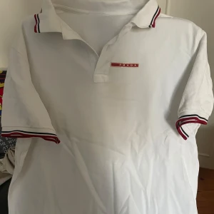 Prada piké  - Snygg Prada piké tröja, fick den av familjmedlem, så vet ej hur använd den är, anledning till att jag säljer är för den är för stor för mig. Det står 3XL men den kan passa L och 2XL