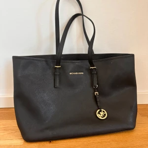 Michael Kors väska - Storlek ca 35x40x15