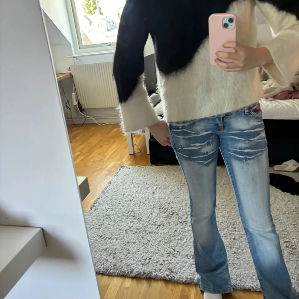 Säljer dessa så snygga jeans med två defekter - dem är sönder där nere se bild 4 då de varit förlånga så man gått på dem - en av 2 knappar är borta men inget som märkes eller gör något problem o stänga utan mer kanske utsendemäsig Andvän gärna köp nu. Jeans & Byxor.