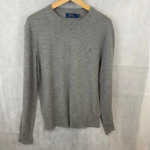 Ralph Lauren merinoull tröja - Säljer nu denna feta Ralph lauren tröja i 100% merinoull vilket gör den perfekt till hösten och vintern. Hör av er vid minsta fundering eller fråga😊 Pris går att diskutera 