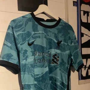 Liverpool bortaställ  - Liverpool bortaställ 20/21 Storlek small 