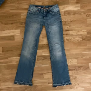 raka lågmidjade jeans - raka lågmidjade jeans från John Baner, insydda i rumpan och i benen samt uppsprättade i benen skriv för fler bilder 💕  innerbenslängd: 78cm midjemått: 78cm ytterbenslängd: 98cm