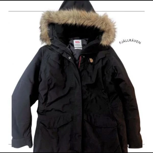 Svart parkajacka från Fjällräven - Nytt o fint skick. Betalas på swish till mig eller min kollega.
