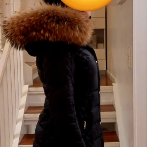 Rockandblue dunjacka  - Bra skick på jackan, ingår en äkta begie päls och en fejk svart. Storlek 36 men passar även 38 xs-s. Äkta pälsen köptes vid sidan om för 1500kr. Har fler fickor med dragkedjor och har en figursydd passform. Jackan är knälång. Vänster ficka svår att stänga. Liten repa på ryggen. 