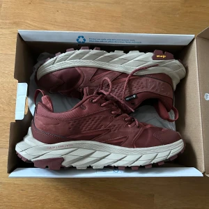 Hoka sneakers  - Anacapa low Goretex från Hoka, endast testade en gång ute så de är nyskick. Köpt för 2250 kr på Hokas hemsida. 