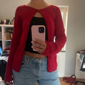 Röd kofta - Säljer en snygg röd kofta med långa ärmar. Vet inte märket och finns ingen lapp. Men den är oanvänd och som nyskick Perfekt för att lägga över en topp eller klänning. Kontakta mig vid frågor💕