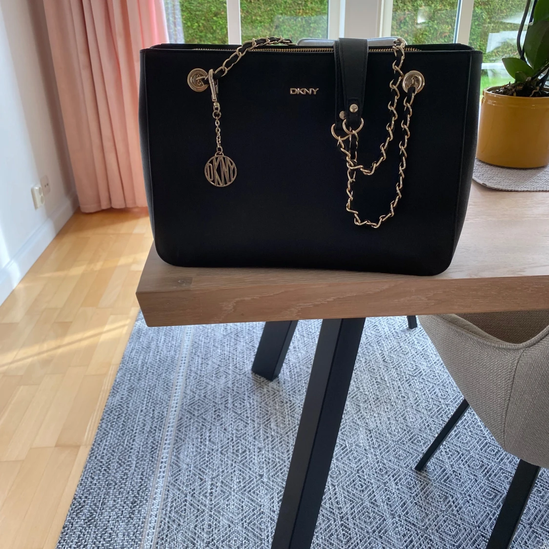 Svart axelväska från DKNY - 91